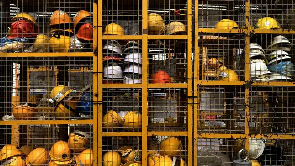 Helm keselamatan yang tertata rapi dan siap dipakai.